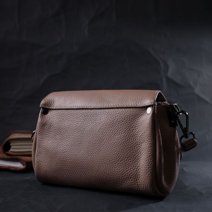Компактная кожаная женская сумка с треугольным клапаном Vintage 22256 Бежевая